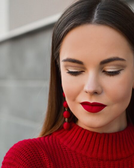 Jaki makijaż do czerwonej sukienki?