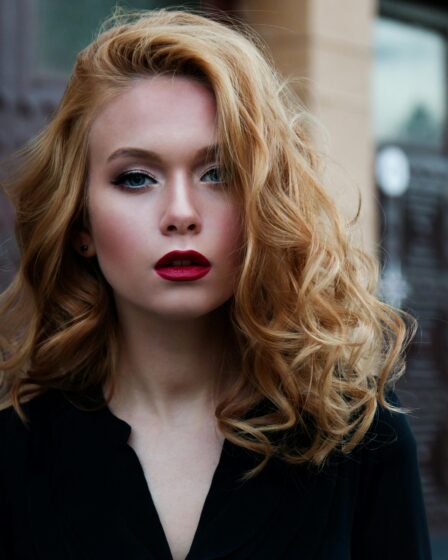 Jaki makijaż do rudych włosów?