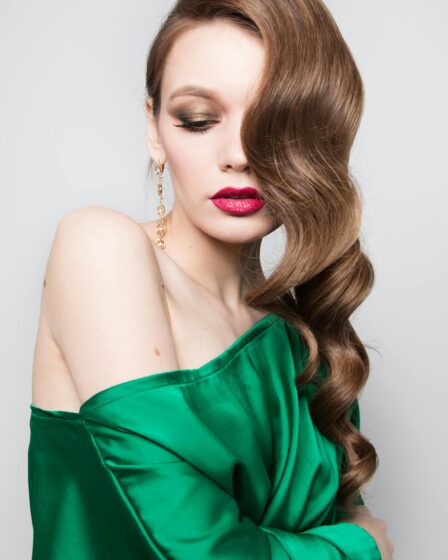Jaki makijaż do zielonej sukienki?