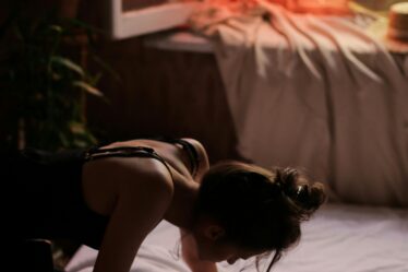 Pikantne gry wstępne dla dwojga - jak rozgrzać atmosferę w łóżku