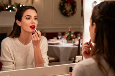Jak dobrać makijaż świąteczny do typu urody? Jasna, ciemna, oliwkowa karnacja