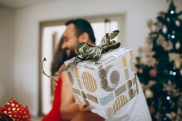 Pomysł na prezent świąteczny dla dziewczyny i żony - jaki prezent na święta Bożego Narodzenia dla dziewczyny lub żony?