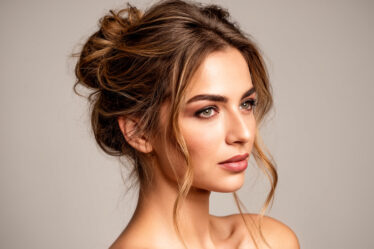 Messy bun – luźny kok z naturalnym wykończeniem